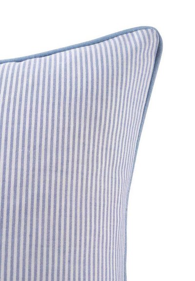 Ριγέ διακοσμητικό μαξιλάρι με μπλε και λευκές ρίγες, με λεία υφασμάτινη υφή και γαλάζια ραφή περιμετρικά.