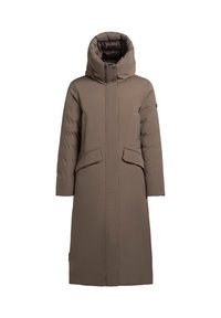Lang, polstret brun vinterjakke med høj krave, forlommer, lange ærmer og skjult frontlynlås samt trykknapper.