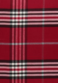 Rød plaid tæppe med skiftende striber i sort, hvid og lyserød i en uld-lignende tekstur, med markante tern og en blød finish.