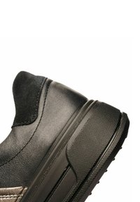 Sneaker in pelle nera con suola in gomma testurizzata, accento in camoscio e finitura liscia, caratterizzato da una punta arrotondata e colletto imbottito.