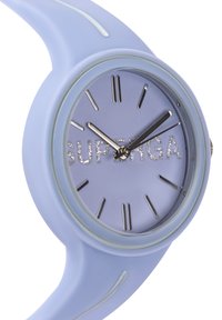 Violetinis silikono laikrodis su apvaliu ciferblatu, sidabriniais valandų žymėjimais ir prekės ženklu "SUPERGA" blizgiame variante. Lygus dirželis su akcentiniais linijomis.