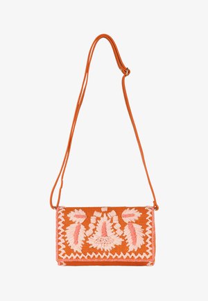 Oranje schoudertas met roze bloemrijke borduursels en lange verstelbare riem, rechthoekige vorm met flapsluiting.