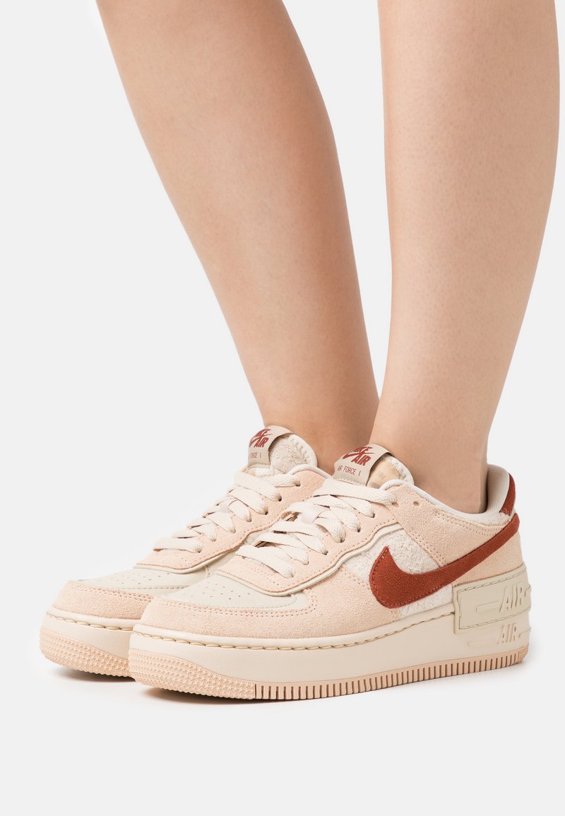 Nike Sportswear - WMNS NIKE AF1 SHADOW - Športni copati - shimmer/mars stone/sanddrift/pearl white, Povečajte