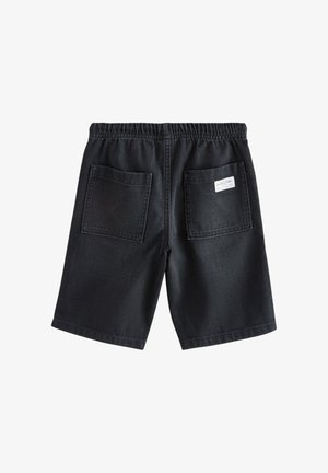 Sorte denimshorts med elastisk talje, to baglommer og et lille mærke på den højre lomme.