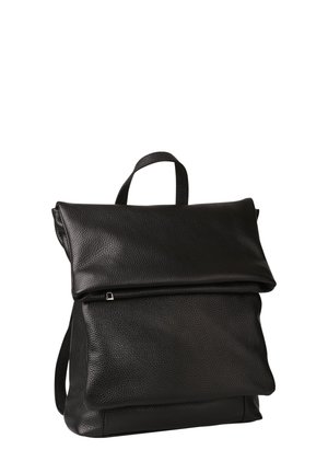 Zwarte gestructureerde leren rugzak met een bovenhandvat en overslagflapsluiting, weergegeven tegen een witte achtergrond.