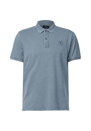 Vaaleansininen puuvillapolo-paita, jossa on kolmipainikekovastus ja lyhyet hihat, joissa on kontrastivärinen reuna. Pienen logon sijaitsee rinnassa.