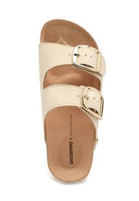 Sandal de piel beige de tipo slide con dos correas ajustables y hebillas en tono dorado. Plantilla suave y acolchada con el nombre de la marca impreso.
