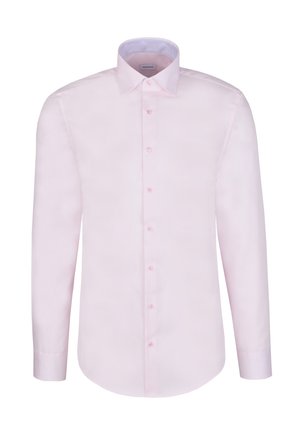 Chemise rose clair à manches longues avec un col à boutons. Elle présente une patte de boutonnage à l'avant et un tissu lisse à légère brillance.