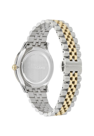 Pulsera de reloj de metal bicolor en plata y oro con el logo de Ferragamo grabado en el cierre y en la parte posterior de la caja redonda del reloj.
