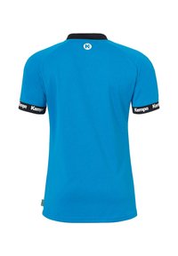 Polo shirt de sport bleu avec col noir et accents de manches, arborant le logo "Kempa" sur les manches et le dos. Fabriqué en tissu lisse et respirant.