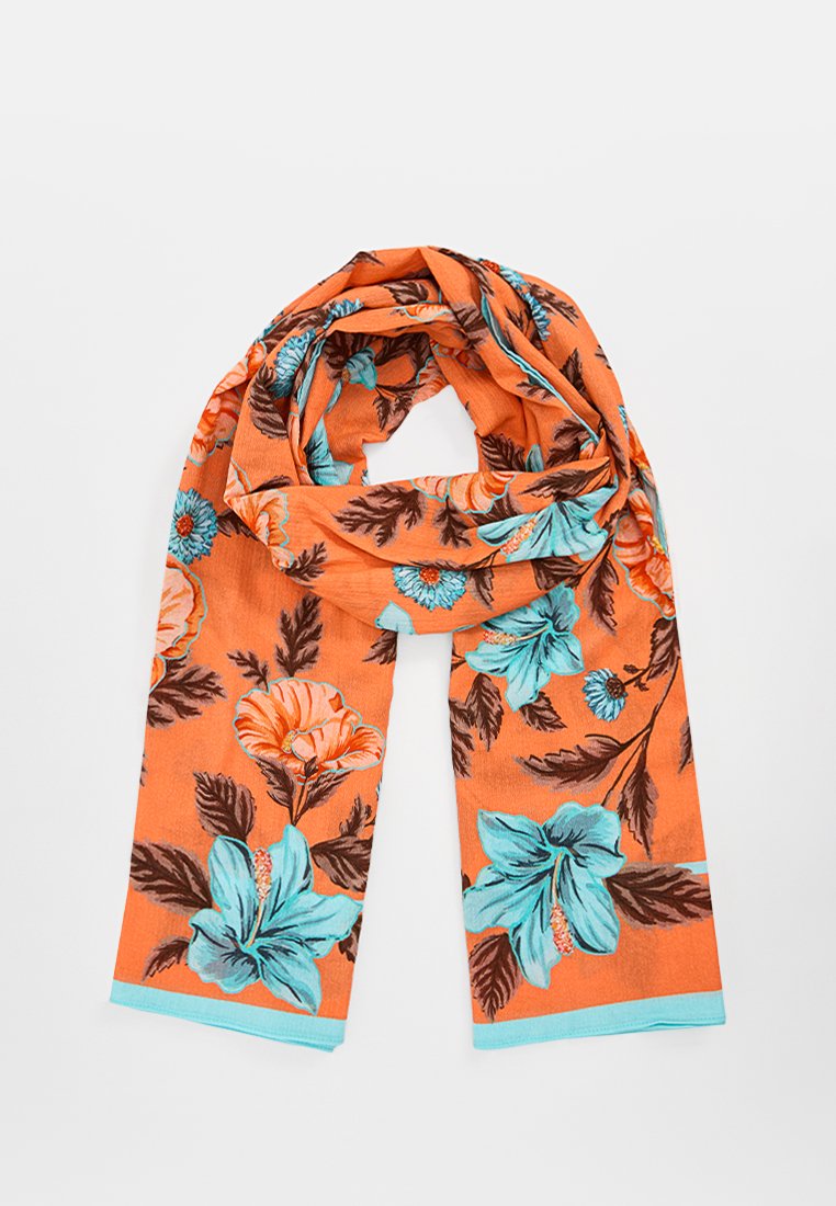 Pañuelo floral con fondo naranja, decorado con flores azules y marrones. Textura suave, forma rectangular, con un borde azul claro en los extremos.