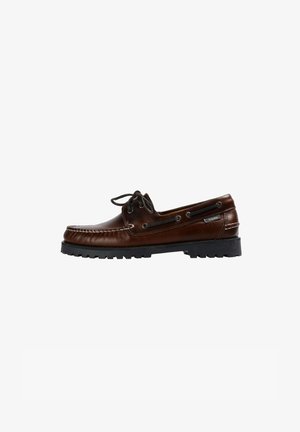 Chaussure de bateau en cuir marron avec un bout arrondi, un design à lacets et une semelle en caoutchouc texturée. Comprend des trous sur les côtés et des coutures décoratives.