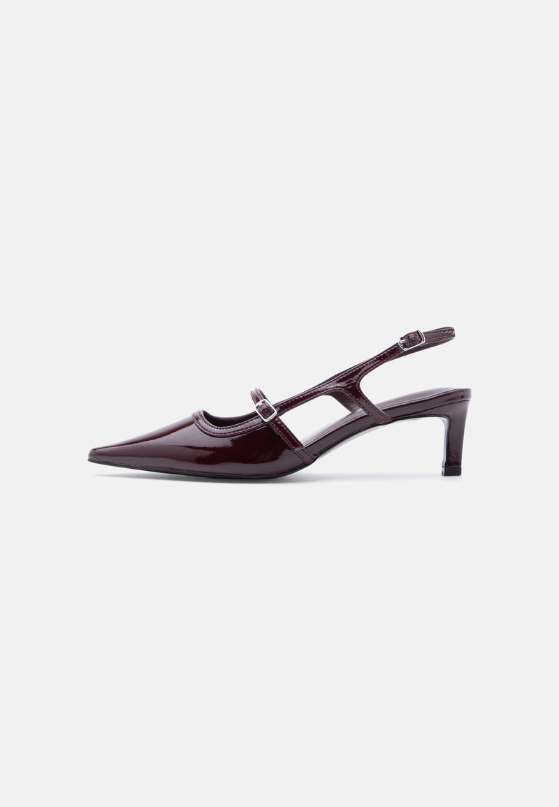 Chaussure slingback en cuir verni bordeaux avec bout pointu, talon bas et double bride à boucle réglable.