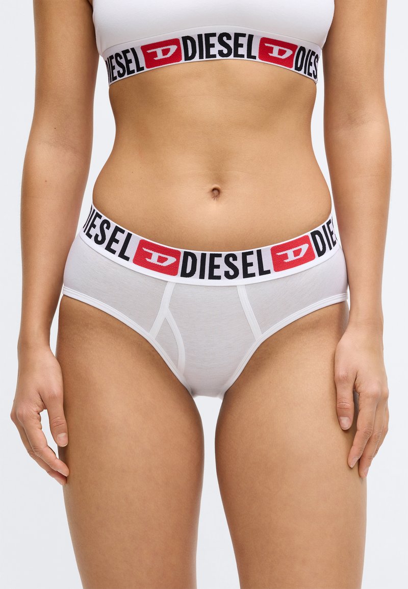 Weiße Unterhosen aus Baumwolle mit schwarzem Bund und rotem "DIESEL"-Logo. Glatte Textur mit dezenten Nähten. Klassisches Schnittdesign.
