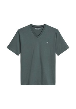 T-shirt verde scuro a V con maniche corte, piccolo logo bianco "M OP" sul petto a sinistra, design semplice, stile casual.