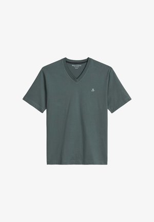 Sötétzöld V-nyakú, rövid ujjú póló kis fehér "M OP" logóval a bal mellkason, egyszínű, hétköznapi stílus.