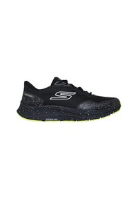 Scarpa sportiva nera con finitura testurizzata, dettagli bianchi, etichetta impermeabile e suola maculata nera e verde. Design leggero.