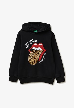 Sudadera negra con un gran gráfico de labios rojos y una lengua de estampado de leopardo. El texto dice: "SOLO ES ROCK 'N' ROLL" en blanco. Tela suave.