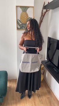 Γκρι καμβάς τσάντα tote με δύο λαβές, με το λογότυπο "SAM SøE" σε ναυτικό μπλε. Απαλή υφή, ορθογώνιο σχήμα, άνετος σχεδιασμός.