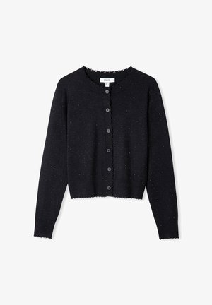 Schwarze Strickjacke aus weichem Strickmaterial, mit einem gewellten Ausschnitt, fünf Knöpfen und verstreuten, leichten Akzentdetails.