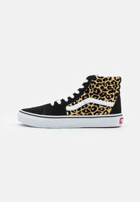 Högsnörad sneaker i svart mocka med leopardmönstrade detaljer. Har vita snören, en vit gummisula och en klassisk logotypetikett bak.