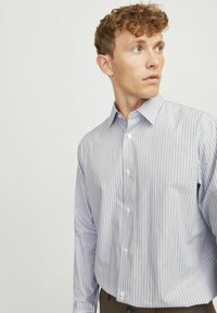 Gestreepte bloes met lange mouwen in lichtblauw en wit katoen, met een button-down kraag en witte knopen aan de voorkant.