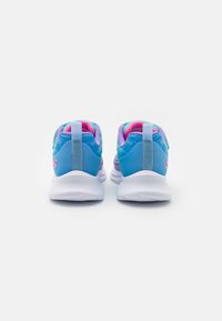 Baskets de sport bleues avec des accents roses et violets, dessus en maille texturée, col rembourré et semelle extérieure en caoutchouc blanc, vues de l'arrière.