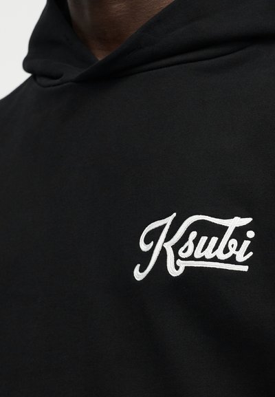 Μαύρο φούτερ με κουκούλα από βαμβάκι, με μπροστινή τσέπη καγκουρό, κουκούλα με κορδόνια και λευκό κεντημένο λογότυπο "Ksubi" στο στήθος.
