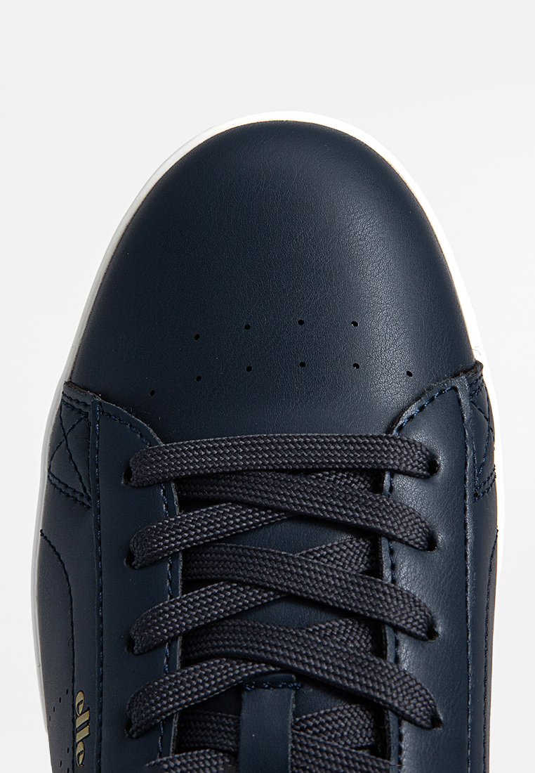 Bottines en cuir bleu marine avec un bout arrondi, des lacets plats, un détail perforé et une semelle en caoutchouc blanche. Présente un accent de logo discret.