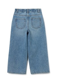 Pantalons culottes en denim bleu clair avec une jambe large, taille élastique et deux poches arrière. Le tissu a une texture subtile et un ourlet effiloché.