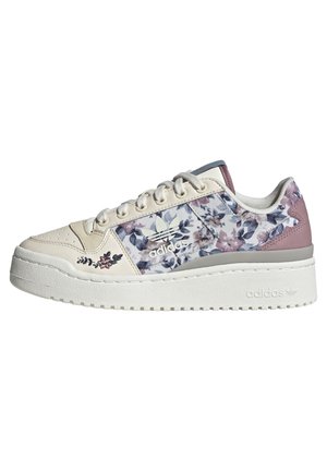 Baskets Adidas à plateforme basse avec imprimé floral, accents en cuir crème, lacets blancs et détail rose au talon.