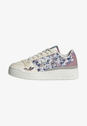Baskets Adidas à plateforme basse avec imprimé floral, accents en cuir crème, lacets blancs et détail rose au talon.