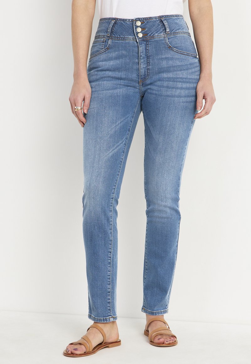 Högmidjade blå denimjeans med treknapprapport, raka ben och subtil blekning. Kombinerat med bruna remsandaler.