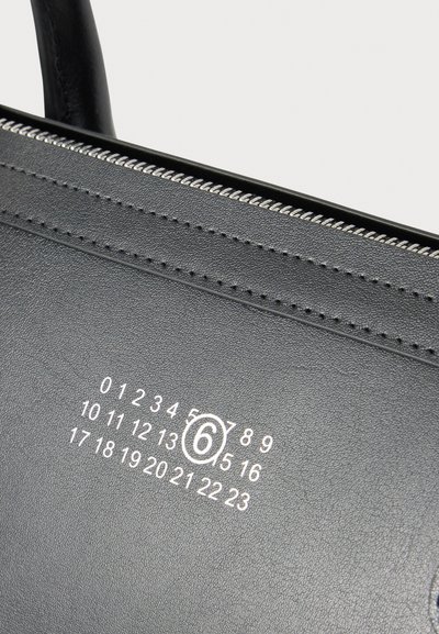 MM6 Maison Margiela NEW BAULETTO MEDIUM - Τσάντα χειρός - black