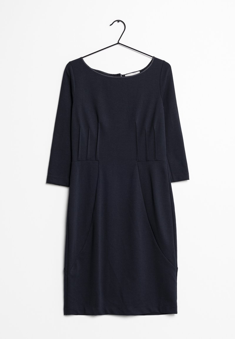 Robe bleu marine, longueur genou, accrochée à un cintre. Possède des manches trois-quarts, des poches latérales et des plis verticaux près de la taille. Fabriquée en tissu lisse.