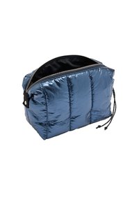 Metaliczna niebieska kosmetyczka z pikowanym wzorem, z zamkiem błyskawicznym u góry i czarną podszewką. Posiada regulowane akcenty w formie sznurka.