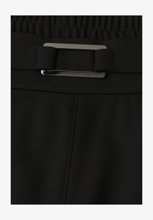 Černý látkový pás s kovovou obdélníkovou přezkou a prošitými detaily podél okraje.