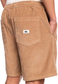 Lichtbruine corduroy shorts met een elastische tailleband, twee zijzakken en een achterzak met een merklogo.