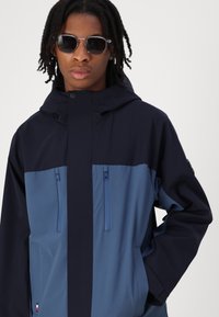 Tommy Hilfiger COLOR BLOCKING HOODED - Light jacket - desert sky