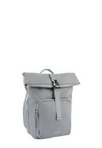 Mochila gris con un diseño de parte superior enrollable, hecha de material suave. Cuenta con un bolsillo delantero con cremallera y correas ajustables. Logotipo visible en el frente.