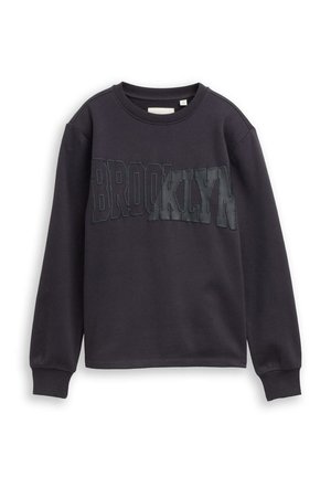Schwarzer Langarm-Sweatshirt mit gerippten Bündchen und Halsausschnitt, mit erhabenen, strukturierten Buchstaben, die "BROOKLYN" über der Brust schreiben.