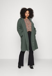 ONLY Carmakoma CARVICA LIFE NOOS - Camicetta - black/neon ditsy