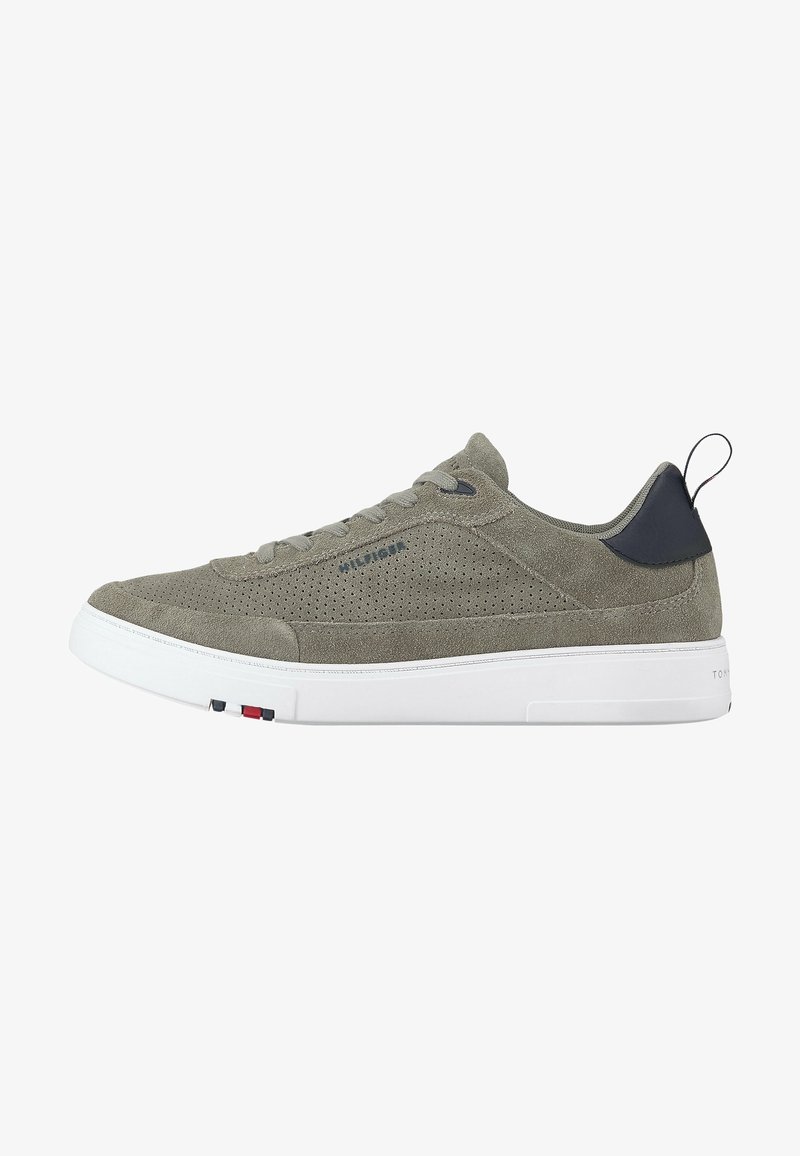 Baskets basses en daim gris avec côtés perforés, lacets gris, semelle blanche, languette de talon noire et petits accents rouge, blanc et bleu sur la semelle.