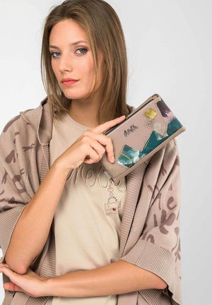 Cartera colorida en tonos apagados, con patrones geométricos y detalles en relieve. Textura suave con cierre de cremallera y elementos de acento.