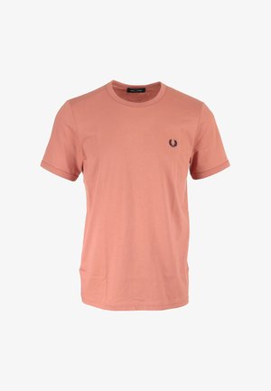 T-shirt in cotone rosa con scollo rotondo e maniche corte. Caratterizzato da un piccolo logo scuro sul lato sinistro del petto e dettagli della cucitura sull'orlo.