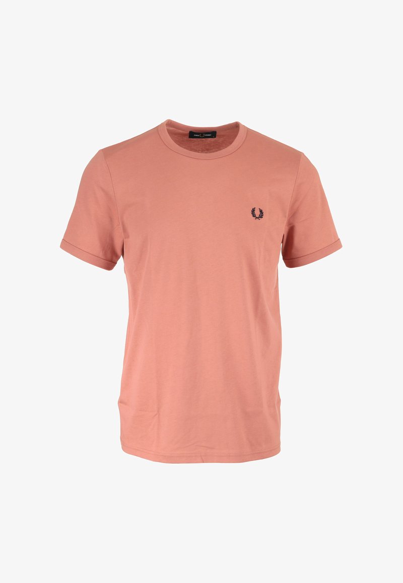 T-shirt en coton rose avec un col rond et des manches courtes. Présente un petit logo sombre sur la poitrine gauche et des détails de coutures sur l'ourlet.