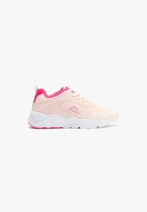 Zapatilla deportiva de color rosa claro con suela blanca, forro interior rosa y logo lateral, vista desde el lado exterior sobre un fondo blanco.