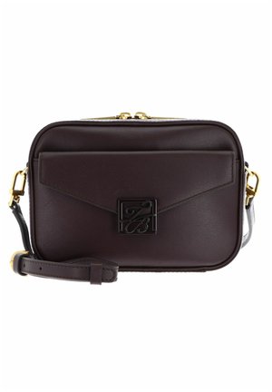 Sac bandoulière rectangulaire en cuir marron foncé avec poche à rabat sur le devant, ferrures dorées et sangle ajustable.