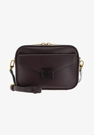 Donkerbruine rechthoekige leren crossbodytas met een voorvak met klep, hardware in goudtint en verstelbare band.