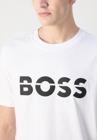 BOSS TEE - Apdrukāts T-krekls - white